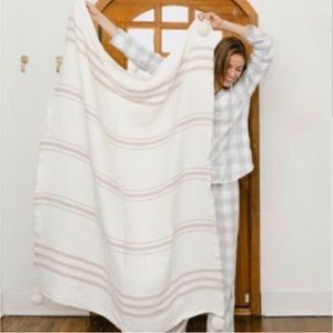 New Imani Collective Causebox Alltrue Woven Soft Luxury Pom Gift Blanket Throw